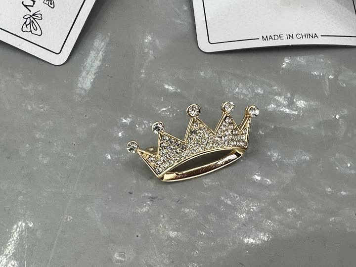 普通台面上实拍的冠形饰品