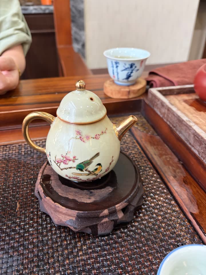 茶桌上随手拍摄的喜上眉梢茶壶